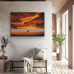 Canvas kunst aan de muur, Prairie Skies, landschap zonsondergang, eenzame boom, oranje wolken, originele fotografische uitgerekt canvas print voor thuis of op kantoor.