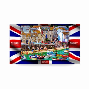 Może przedstawiać: Puzzle 1000-elementowe przedstawiające kolorową ilustrację Mousehole w Kornwalii, Anglia. Obraz przedstawia malowniczą wioskę z kolorowymi domami, port z łodziami i ludźmi spacerującymi wzdłuż nabrzeża. Puzzle zostało wykonane przez Getarti i jest oprawione w flagę Unii.