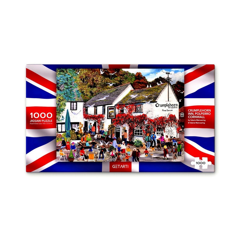 Może przedstawiać: Puzzle 1000 element&oacute;w przedstawiające kolorową ilustrację Crumplehorn Inn w Polperro w Kornwalii. Gospoda to biały budynek z czerwonymi ceglanymi akcentami i zielonym dachem. Przed gospodą siedzą ludzie, ciesząc się słonecznym dniem. Puzzle zostało wykonane przez Getarti.