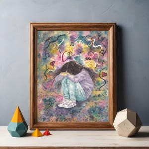 Peut inclure: Impression d'art à l'aquarelle dans un cadre en bois. L'œuvre représente une personne aux longs cheveux foncés, recroquevillée, entourée de tourbillons colorés, de notes de musique et de cœurs. La personne porte un pull violet et un jean bleu.