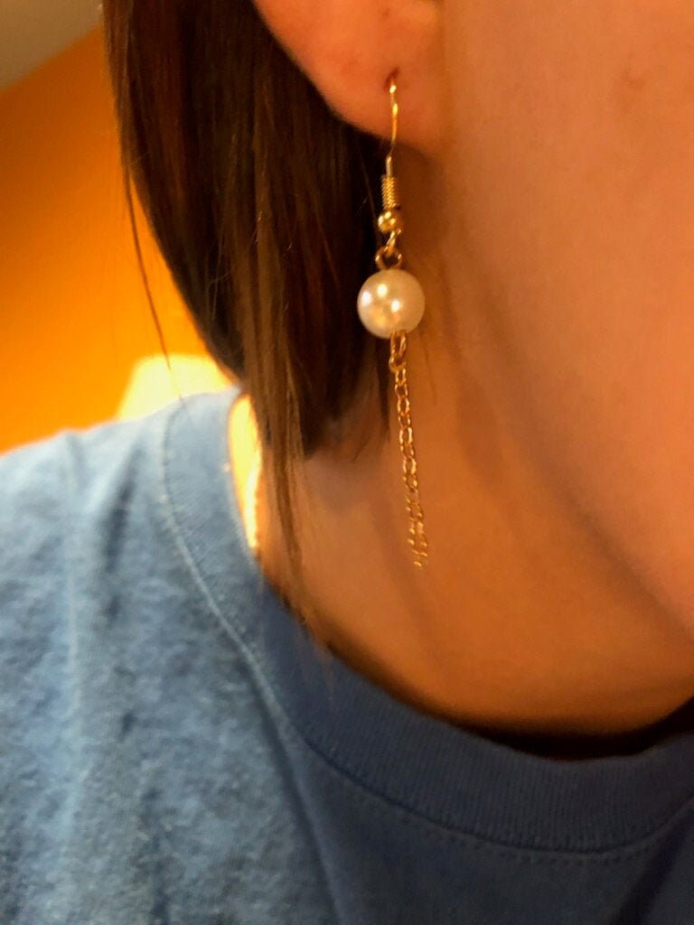 Short dangle earrings with gold chain and pearl Etsy