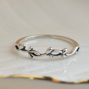 Petite Leaves Silver Ring, midi petite ring, leaf branch ring, stackable silver ring, dainty thumb ring