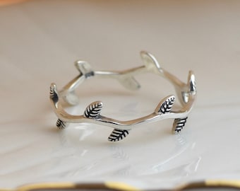 Dainty Leaves Sterling Silver Ring, petite leaves ring, stackable midi ring, women silver thumb ring, sterling silver ring, for her