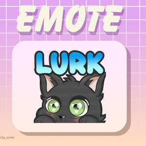 Puede incluir: Un gato negro con ojos verdes asoma por encima de una pegatina blanca con la palabra "LURK" en texto azul y blanco encima. La pegatina está sobre un fondo de cuadrícula rosa y blanca con la palabra "EMOTE" en texto amarillo en la parte superior.