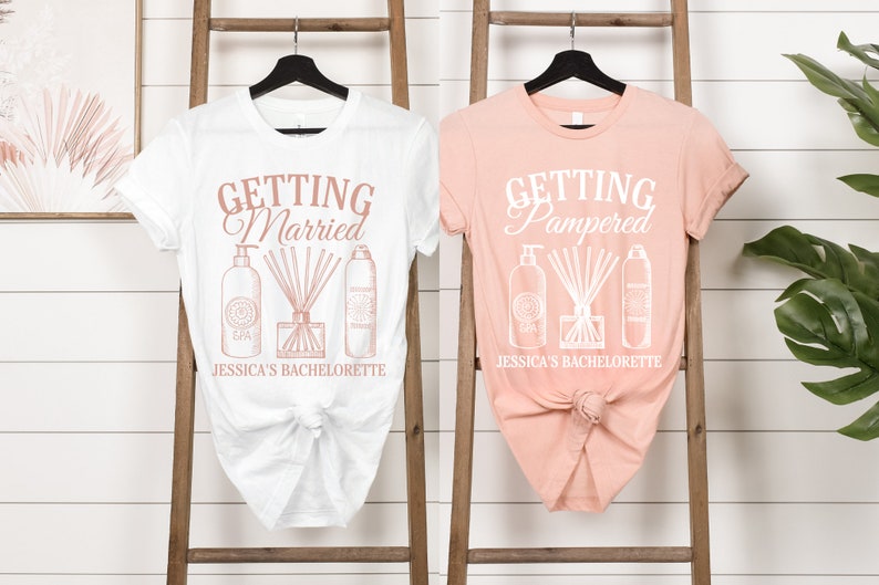 Puede incluir: Dos camisetas blancas con un dise&ntilde;o en color oro rosa. La camiseta de la izquierda dice "Getting Married" y la camiseta de la derecha dice "Getting Pampered". Ambas camisetas tienen un dise&ntilde;o de tres botellas y un difusor con palitos. El texto en la parte inferior de ambas camisetas dice "Jessica's Bachelorette".
