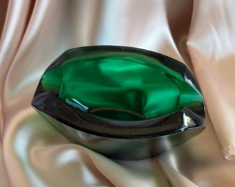 Cenicero de cristal verde esmeralda macizo / Plato de arte de la era espacial de mediados de siglo