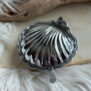 Mantequera vintage con forma de concha – baño de plata, revestimiento de vidrio opalino, fabricada en Inglaterra, color azul cobalto