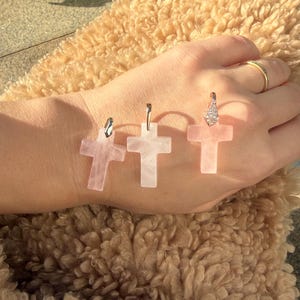 Spirituellt rosenkvarts-krysskristallhänge s925 silver rosé eller guld