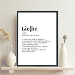 Könnte beinhalten: Schwarz-weiß Druck mit dem deutschen Wort "Liebe" definiert als "Liebe" in einem einfachen, minimalistischen Stil. Die Definition beschreibt Liebe als eine Quelle der Stärke und ein Gefühl, das das Leben lebenswert macht.