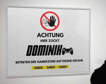 Gamer Poster Personalisiert, Hier zockt...mit Wunschname, Deko Gamer Zimmer, Gaming Room, Wand Bild