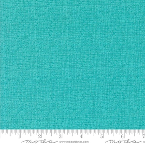 Op de afbeelding: Een turquoise stof met een subtiel rasterpatroon en een licht getextureerd oppervlak. De stof wordt getoond met een liniaal voor schaal.