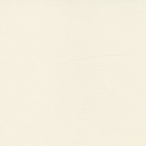 Könnte beinhalten: Ein schlichter weißer Hintergrund mit einer dezenten Textur.