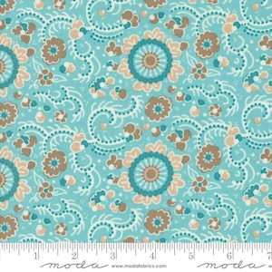Peut inclure: Tissu turquoise avec un motif floral brun et blanc répété. Le tissu a un léger brillant et une texture douce.