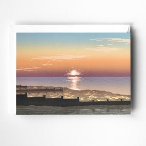 Cartão Sunset over Whitstable Seaside - De um design original de Linocut, cartão de cumprimentos impresso digitalmente. Paisagem de praia - vazio por dentro