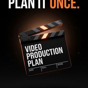 Op de afbeelding: Een zwarte filmklapper met witte tekst die VIDEO PRODUCTION PLAN, DATE, ROLL en SCENE leest. Boven de klapper staat de tekst PLAN IT ONCE. De klapper heeft oranje lichtaccenten op de bovenste arm en de randen tegen een zwarte achtergrond.