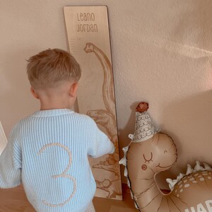 Dino Messlatte aus Holz mit Name / Geschenk zur Geburt / Messlatte aus Holz mit Dinosaurier Motiven / Kinderzimmer Messlatte personalisiert