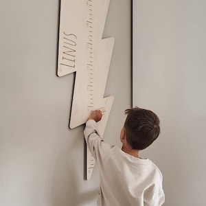 Vara de medição de madeira relâmpago com nome/presente de nascimento/vara de medição com cartões de marco/vara de medição de quarto infantil personalizada