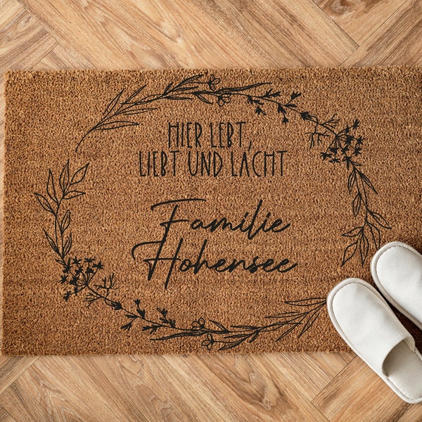 Einzugsgeschenk: Kokosfußmatte mit Familienname - hier lebt liebt und lacht / Geschenk zur Hochzeit oder zum Einzug