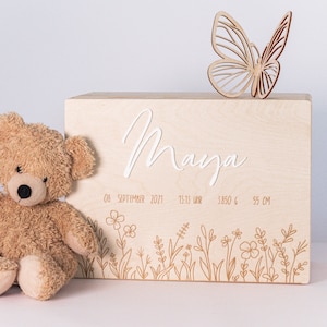 Erinnerungskiste zur Geburt mit Geburtsdaten und Name in Acryl - Blumenwiesen Muster