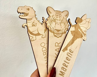 Cadeau pour garçon, cadeau pour fille : marque-page en bois – le cadeau parfait pour un rat de bibliothèque. Avec des motifs pour enfants Dino Fairy Tiger