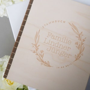 Libro de familia con motivo floral con grabado apellido y fecha de boda / libro de familia de madera / idea de regalo para una boda / libro de familia de madera