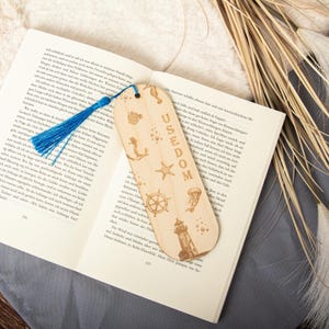 Bookmark with personalized engraving / wooden bookmark with your desired location and colored ribbon / gift idea for bookworms / maritime bookmarks