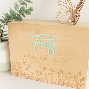 Erinnerungskiste zur Geburt mit Geburtsdaten und Name in Acryl - Blumenwiesen Muster