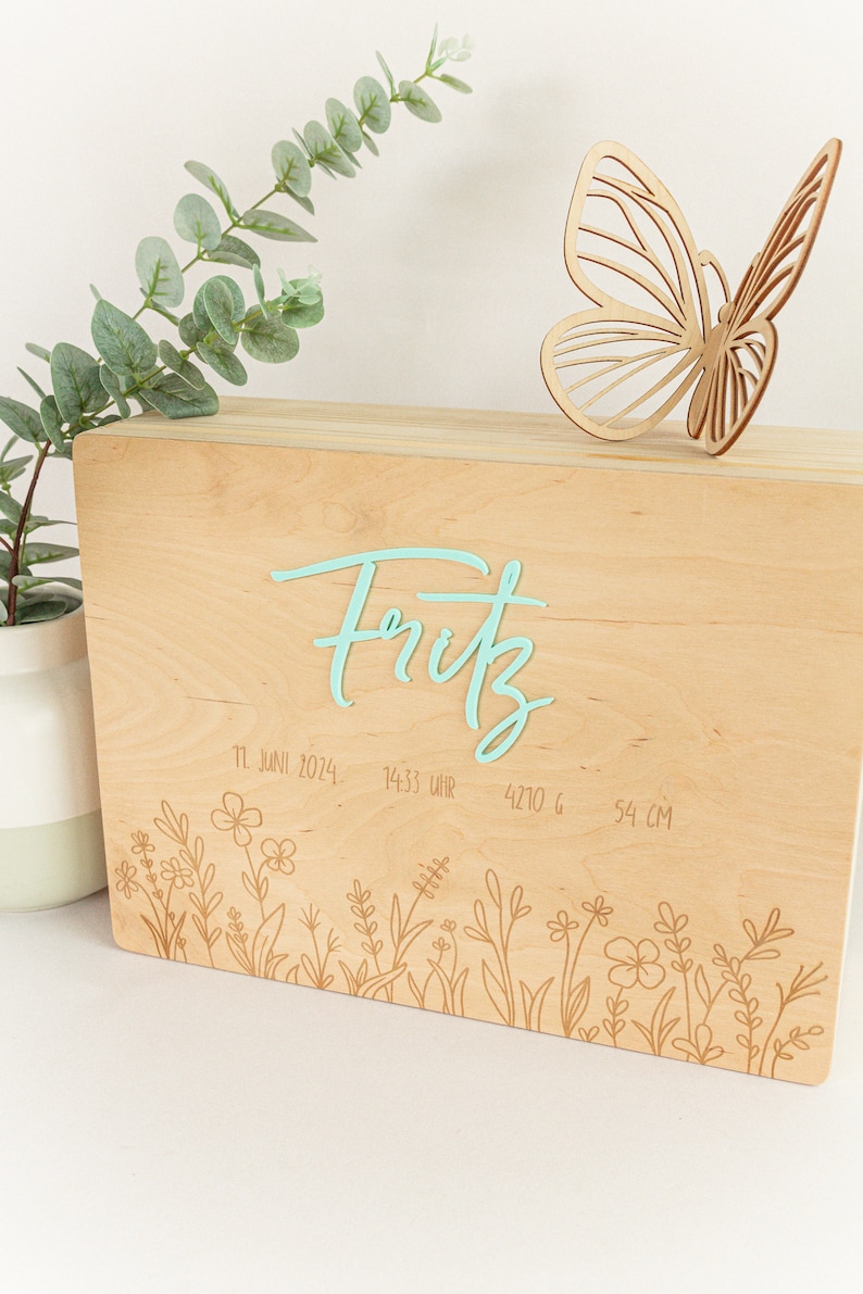 Erinnerungskiste zur Geburt mit Geburtsdaten und Name in Acryl - Blumenwiesen Muster