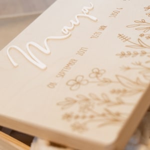 Erinnerungskiste zur Geburt mit Geburtsdaten und Name in Acryl - Blumenwiesen Muster