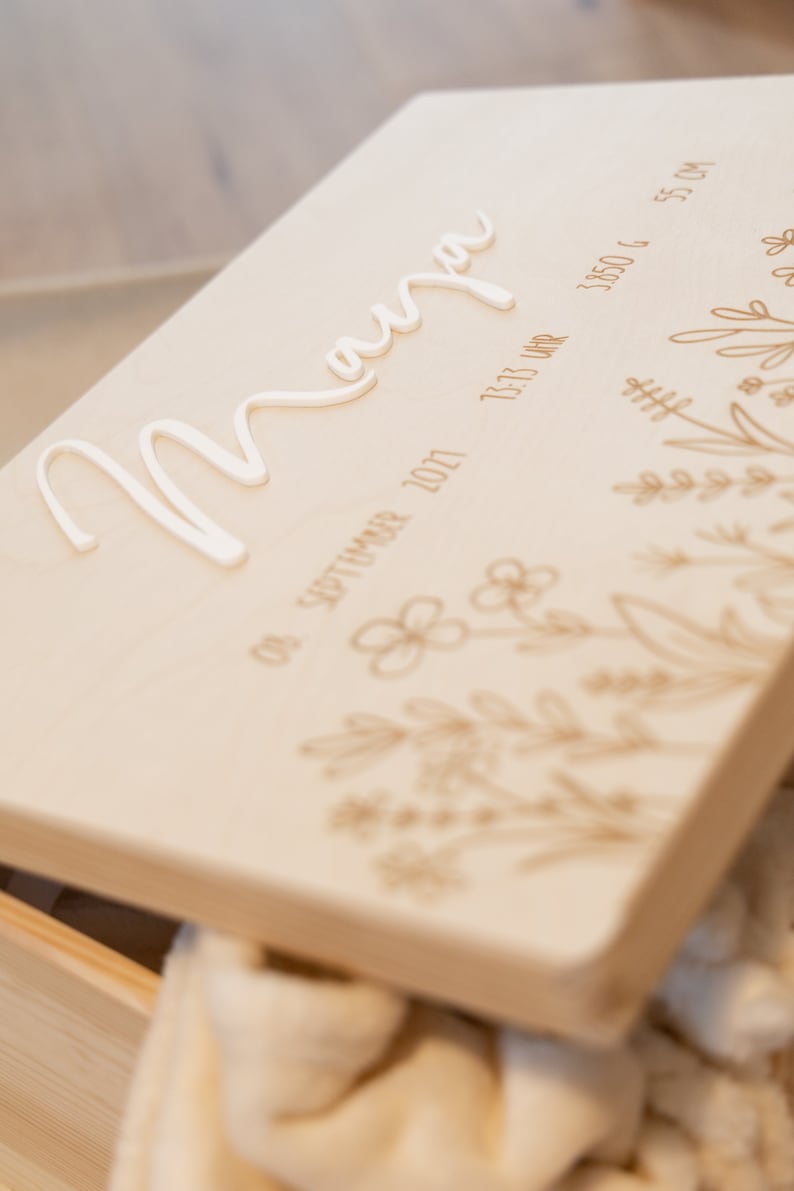 Erinnerungskiste zur Geburt mit Geburtsdaten und Name in Acryl - Blumenwiesen Muster