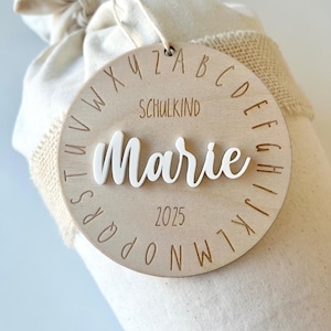Geschenkanhänger Zuckertüte / Namensanhänger Einschulung 2025 / Zuckertütenanhänger aus Holz mit Name, verschiedene Farben und Formen