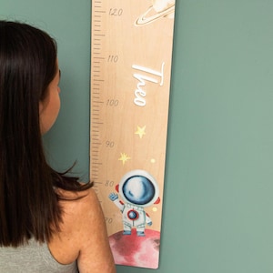 Medidor de altura de astronauta de madera con nombre / regalo de nacimiento / medidor de altura de madera con motivos espaciales / medidor de altura personalizado para habitación infantil