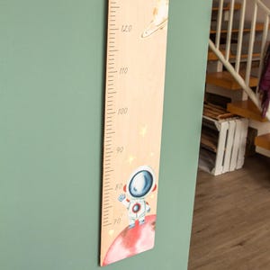 Medidor de altura de astronauta de madera / regalo de nacimiento / medidor de altura de madera con motivos espaciales / medidor de altura personalizado para habitación infantil