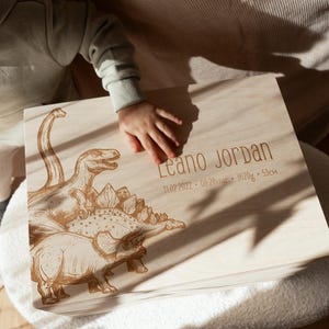 Caja de recuerdos de dinosaurios / caja de recuerdos para nacimiento, regalo para bautizo o nacimiento, caja con nombre y fecha de nacimiento con dinosaurios