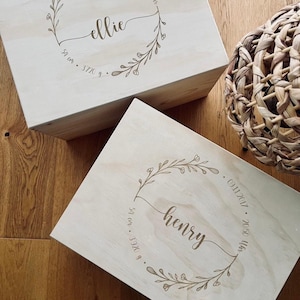 Coffret souvenir pour la naissance d'un être cher, pour immortaliser les premiers moments d'un nouveau-né / Cadeau de naissance personnalisé avec le nom et la gravure des détails de naissance