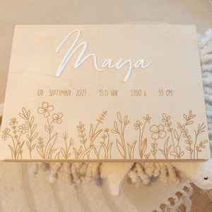 Erinnerungskiste zur Geburt mit Geburtsdaten und Name in Acryl - Blumenwiesen Muster