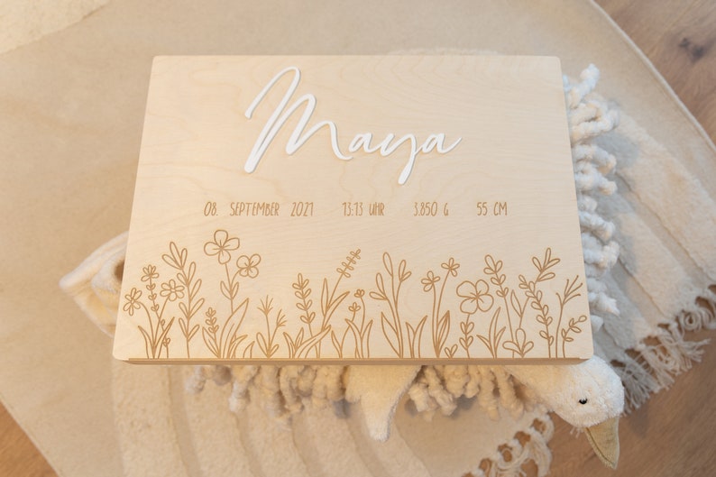 Erinnerungskiste zur Geburt mit Geburtsdaten und Name in Acryl - Blumenwiesen Muster