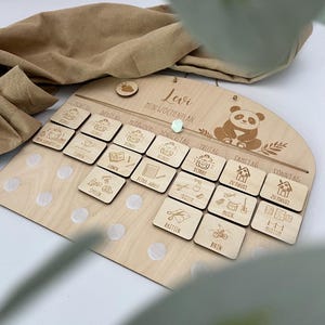 BASISSET Wochenplan mit Panda für Kinder aus Holz mit 7 Basis-Aktivitätskarten, Routineplan für Kinder / Wochenroutine / mit 33 Klebepunkten