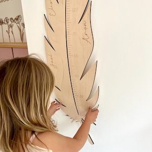 Toise en bois à plumes avec nom / cadeau de naissance / toise avec cartes d'étapes / toise personnalisée pour chambre d'enfant