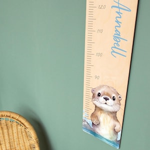 Toise en bois avec nom de loutre / Cadeau de naissance / Toise en bois avec illustration de loutre / Toise personnalisée pour chambre d'enfant
