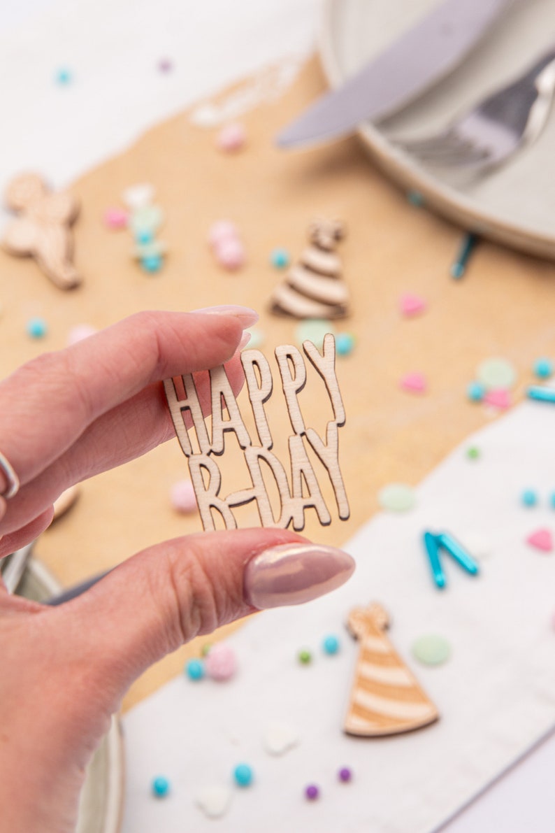 Streudeko zum Geburtstag, Happy Birthday mit Ballon, Schriftzug, Törtchen, Hütchen