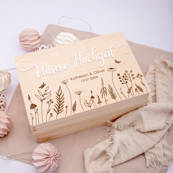 Erinnerungsbox zur Hochzeit / Erinnerungskiste Hochzeit / Erinnerungsbox mit Blumenmotiv / Holzbox mit  Acrylschrift / Hochzeitsgeschenk
