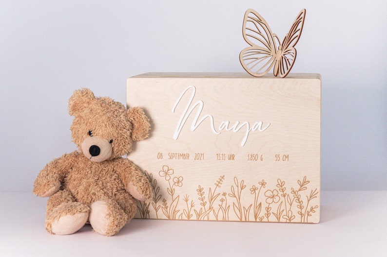Erinnerungskiste zur Geburt mit Geburtsdaten und Name in Acryl - Blumenwiesen Muster