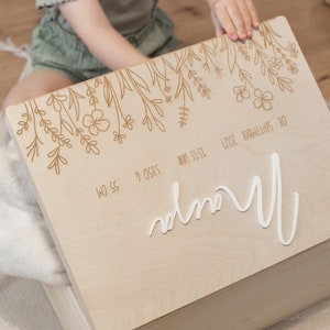 Erinnerungskiste zur Geburt mit Geburtsdaten und Name in Acryl - Blumenwiesen Muster