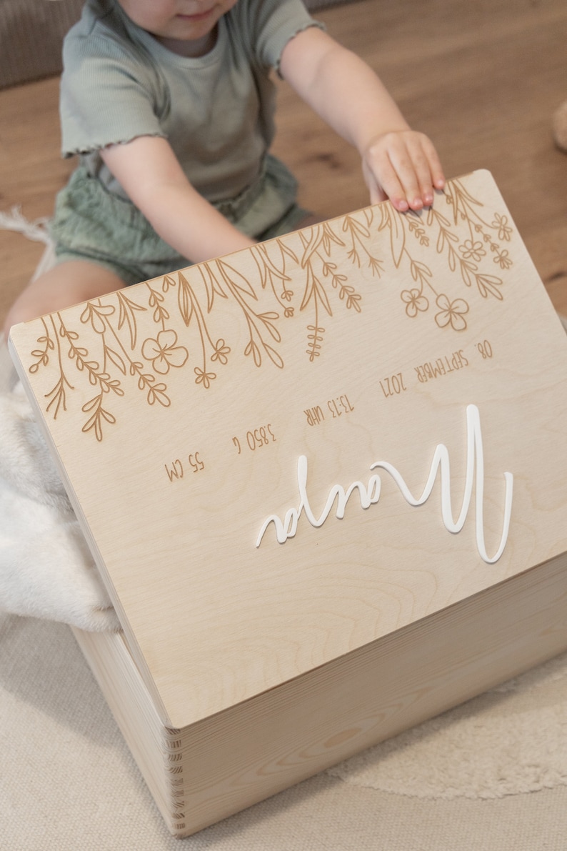 Erinnerungskiste zur Geburt mit Geburtsdaten und Name in Acryl - Blumenwiesen Muster