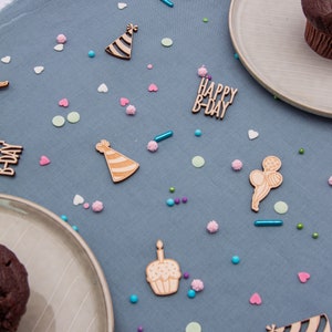 Streudeko zum Geburtstag, Happy Birthday mit Ballon, Schriftzug, Törtchen, Hütchen