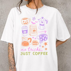 Inga trick bara kaffe-tröja, Halloween-kaffe-t-shirt, läskig kaffeälskare-tröja, pumpakrydda-kaffe-tröja, höstoutfit, spökkaffe