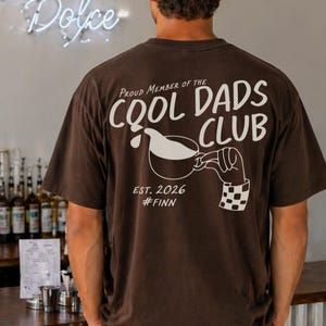 クールダッズクラブ パーソナライズドシャツ、メンズダッドTシャツ、名前と年入りのお父さんへのギフト、面白いお父さんシャツ、ユニセックスメンズシャツ、コーヒー