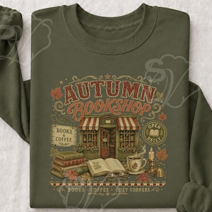 Puede incluir: Una sudadera de cuello redondo color verde oliva con un estampado gráfico de una librería de otoño. El diseño incluye el texto "AUTUMN BOOKSHOP", "BOOKS & COFFEE", "OPEN DAILY" y "BOOKS - COFFEE - COZY CORNERS" con ilustraciones de libros, una taza y una vela.