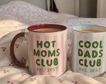 Hot Moms Club Tasse personalisiert mit Jahreszahl | Mama Tasse gestreift | Geschenk Muttertag | Kaffeebecher Mom Est.